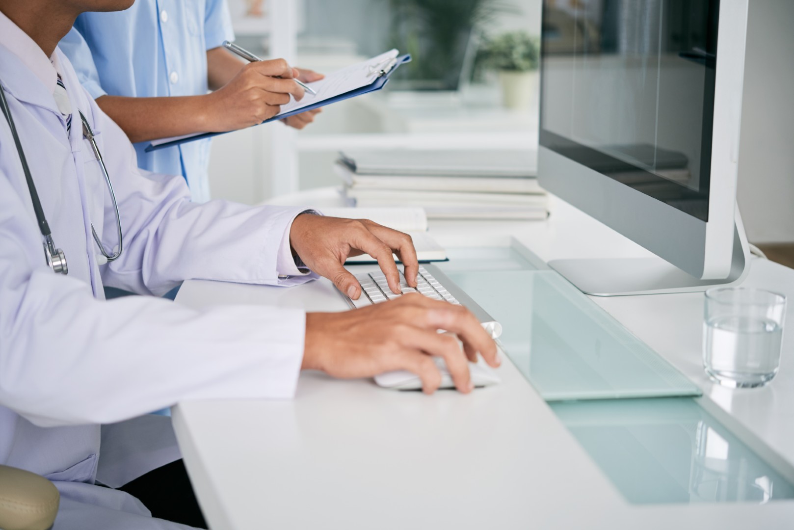 Medico che lavora al computer